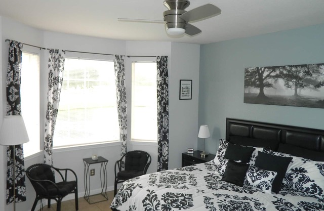 Affordable luxury Disney Escape – 3-Bed Condo, heated Pool, just 2 miles from I4