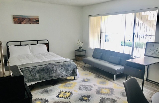 Affordable studio w/parking in West LA, SM Beach, UCLA, SMC