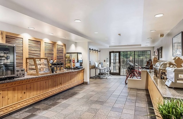 Affordable Unit Near State Farm Stadium! Pool, Free Parking and Breakfast!