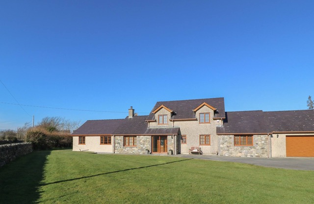 AFON RHOS BACH, romantic, with a garden in Llanrug