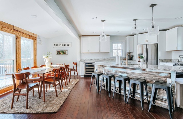 Afton Farmhouse: Central to Wineries/Dog Friendly