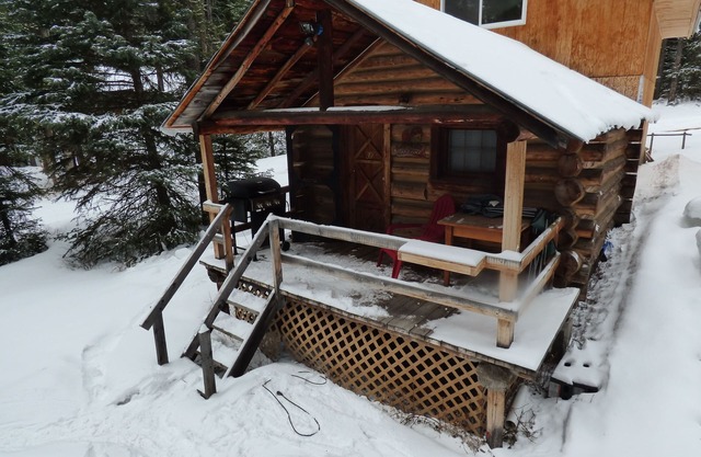 Agate's Cabin - A Wolf Crossing Cabin next to Yellowstone National Park