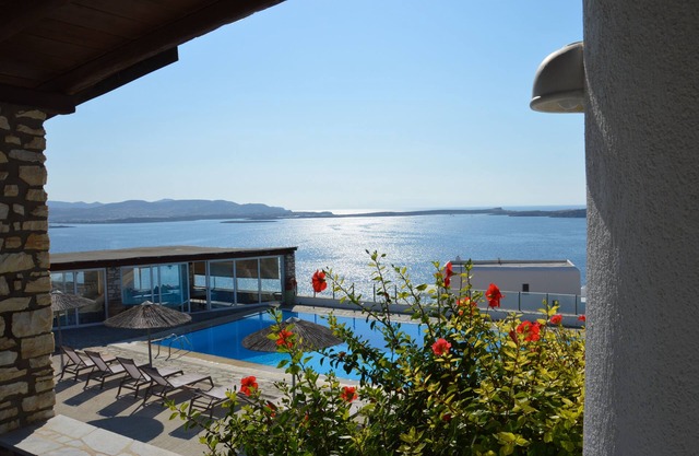 Agia Irini Sunset Villa, 2 minutes walk from the beach of Agia Eirini
