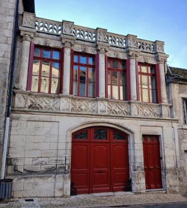Agréable maison avec jardin dans le centre historique de Bourdeilles