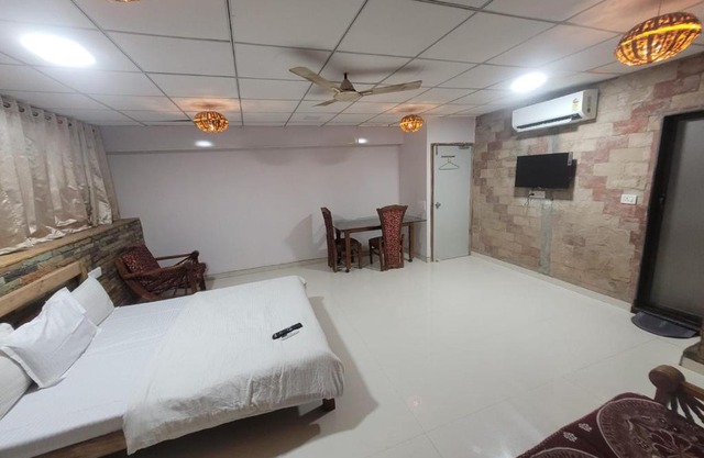 AGRAWAL BHAVAN BUDGET COUPLE FRINDLY Stay only for indians