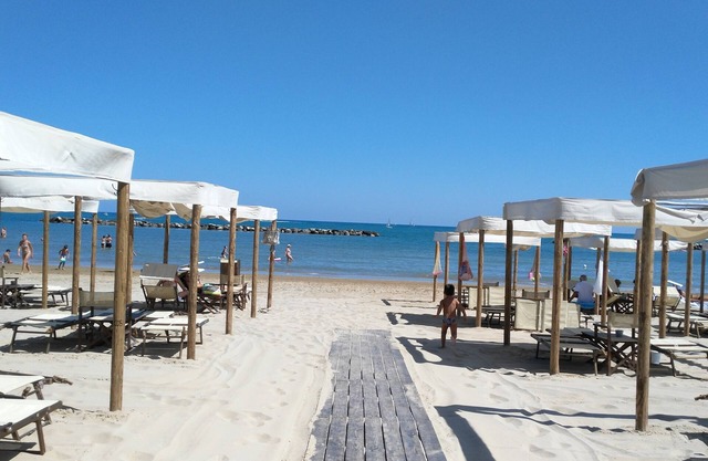 Agreement with beach, bike rental, pizzeria. Free Wifi