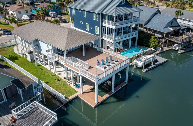 Agua Vista Waterfront Home 💥Hot Tub💥Sun Deck-Fish off Patio🎣Kayaks provided🛶