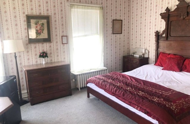 AH #18 · AH #18 King/Jacuzzi Suite/Fridge/Micro