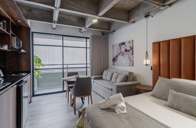|Ahead| Intimate Loft near the airport + parking