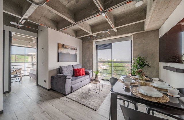 |Ahead| Stylish 2BR near airport with AC