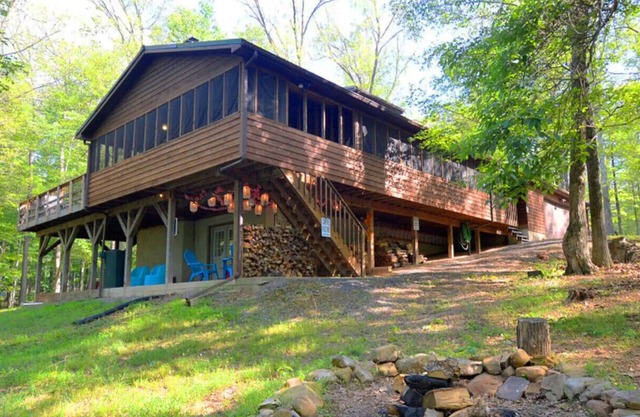 Ahh.Riverwood - Stunning River View Log Cabin + 21 ac & EV CHR