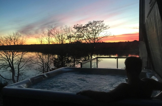 Ahoy!.Oceanfront Family Cottage with Hot Tub, Near South Shore Attractions
