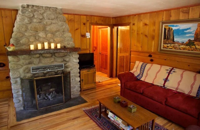 Ahwahnee-be Vintage Cabin - Three blocks to town!