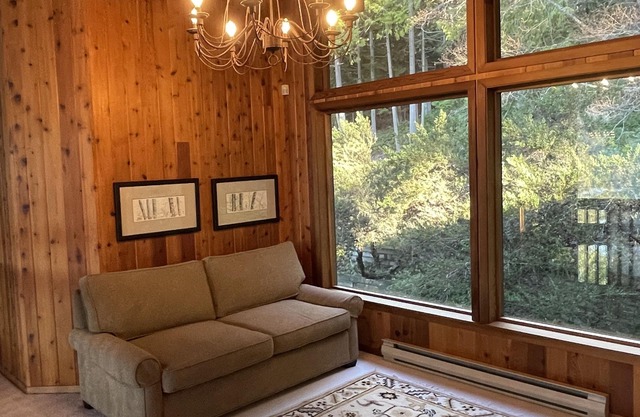 Ainslie Cove: Waterfront Family Vacation Home On Pender Island, BC