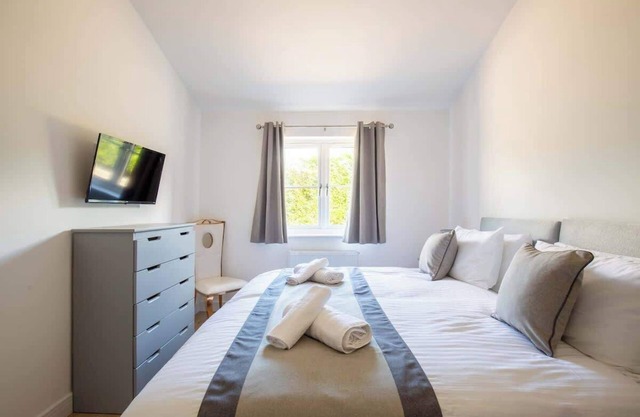 Aintree | Stylish Cotswolds Stay with Workspace