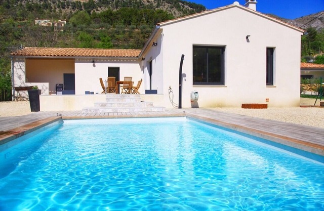Air-conditioned single storey villa with secure pool for 11 people