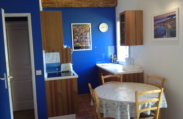 AIR-CONDITIONED APARTMENT FOR 6 PERSONNE VIEW OF THE PINES