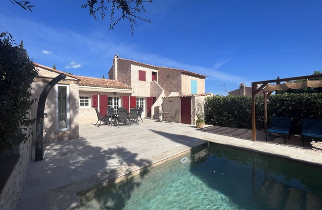 Air-conditioned quiet vacation home with private pool 2 mn. from the village