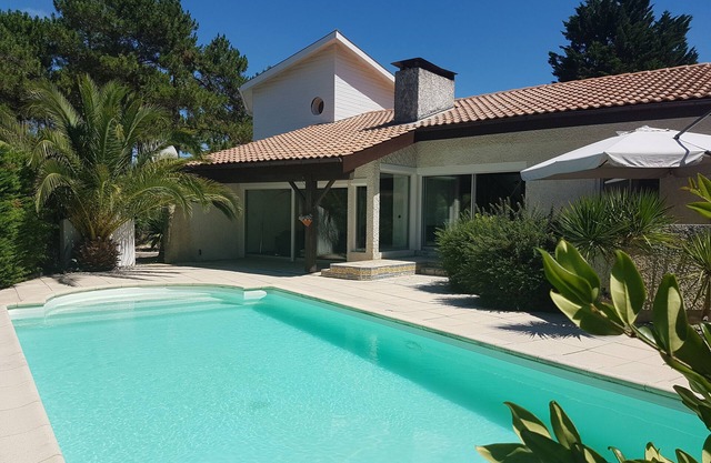 Air-conditioned "Carmen" villa with heated pool near the ocean