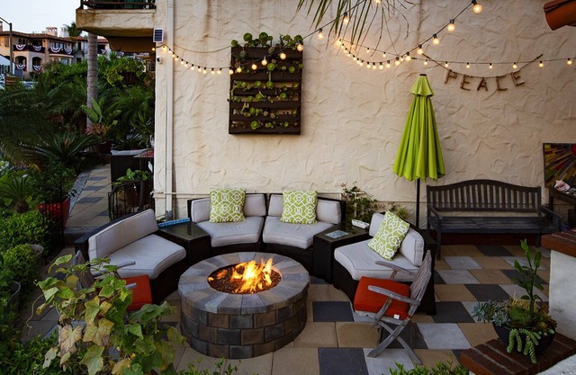 Air Conditioned, Fire Pit, Hot Tub, Ocean view, 2 blocks to Pier, Beach, & Shops