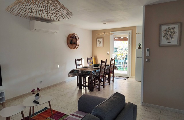 Air-conditioned single-storey house between beach and village, quiet, terrace, garden.