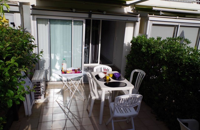 Air conditioned studio + cabin, 5 people with garden. 10 minutes from the sea on foot.
