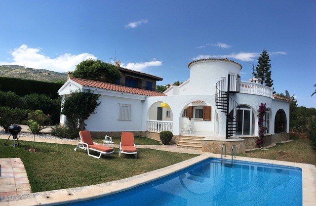 Air-conditioned Villa with WiFi and Heated Private Pool in Beautiful Garden