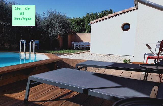 Air-conditioned villa with garden and pool near Avignon