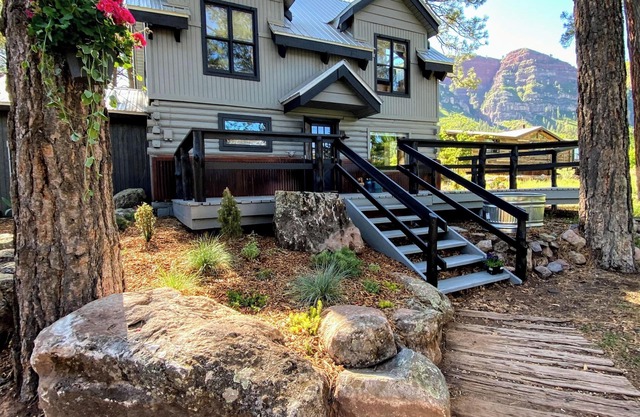 Air-Conditioning, Hot Tub, Modern Retreat!