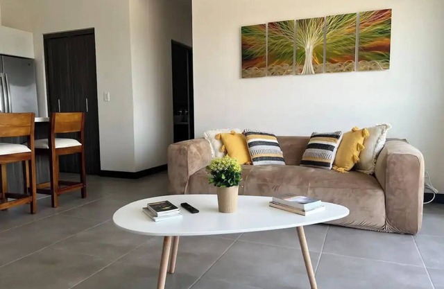 Airport Condo Traveler's Haven!nn