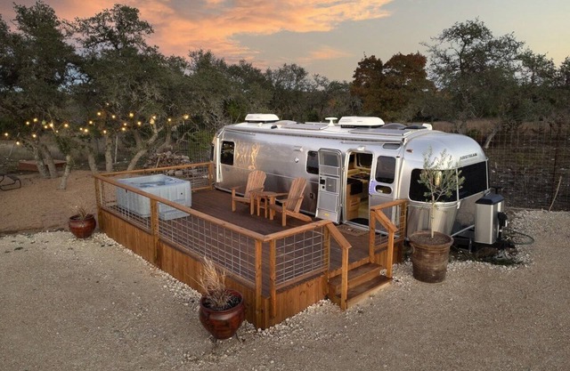 Airstream Getaway - Hot Tub & Fire Pit