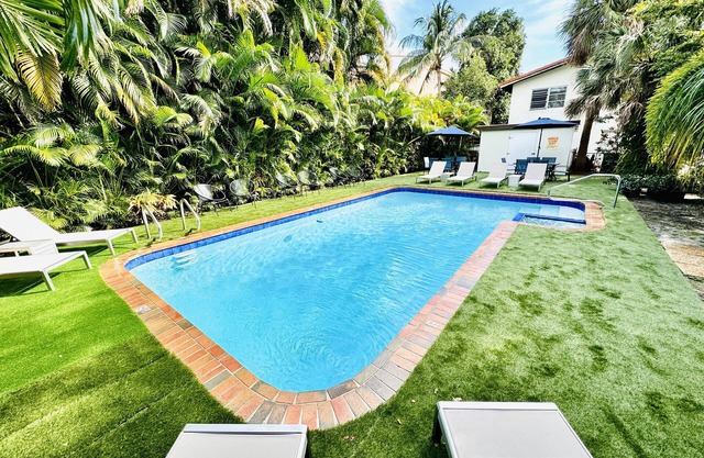 Airy 2 Bedroom 2 Bath Apt w/Pool Access