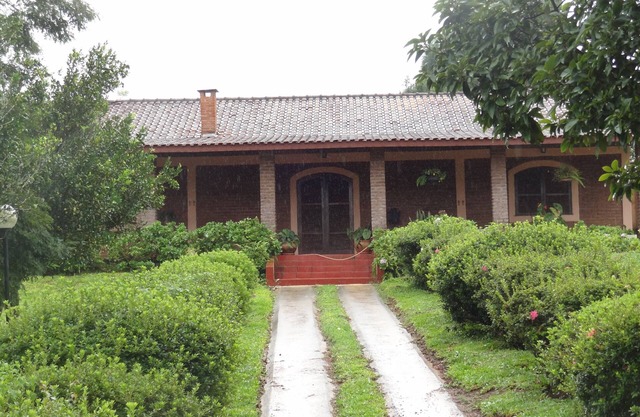 Airy, cozy country house with pool and green areas