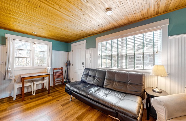 Airy Dog-Friendly Cottage with Free WiFi, Firepalce - Near Beach & Downtown