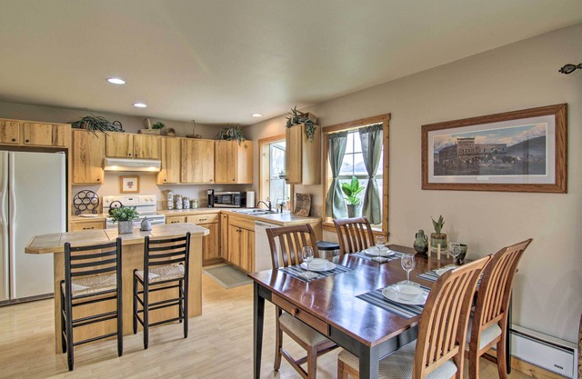 Airy Emigrant Townhome w/Sweeping Mtn Views!