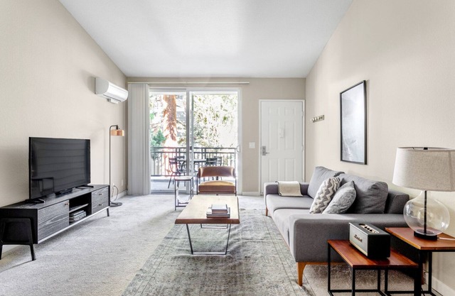 Airy Santa Clara 1BR w/Gym, Pool, W/D, walk to Caltrain, by Blueground