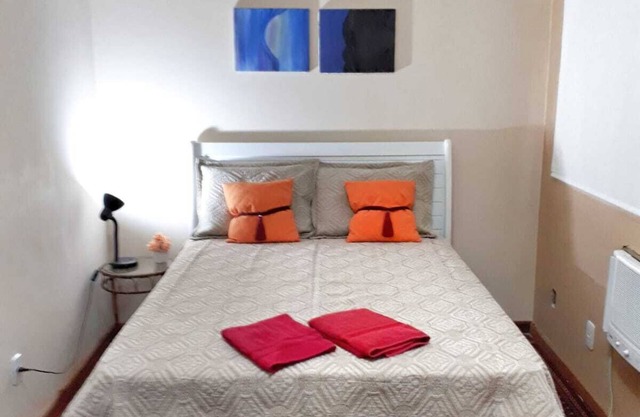 Airy studio in Copacabana, 4 blocks from the beach.