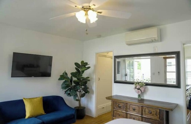 Airy Studio w Balcony - steps to Montana Ave. - E