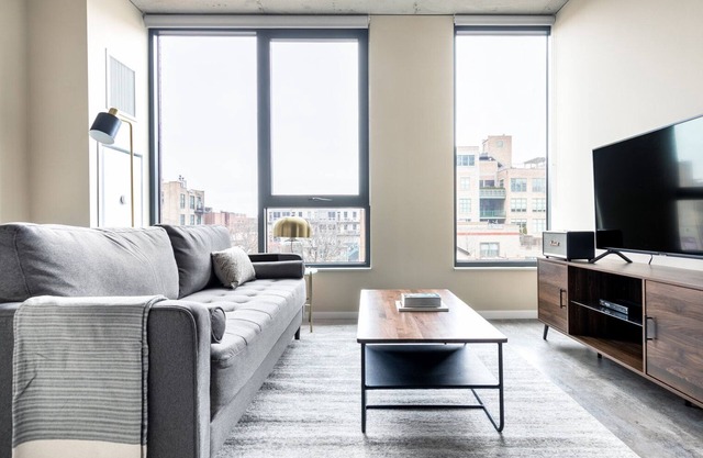 Airy West Loop Studio w/Pool, Gym, nr. Restaurant Row, by Blueground