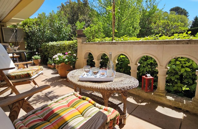 Aix center, nice apartmentT2 1 bedroom, terrace overlooking garden Air conditioned parking