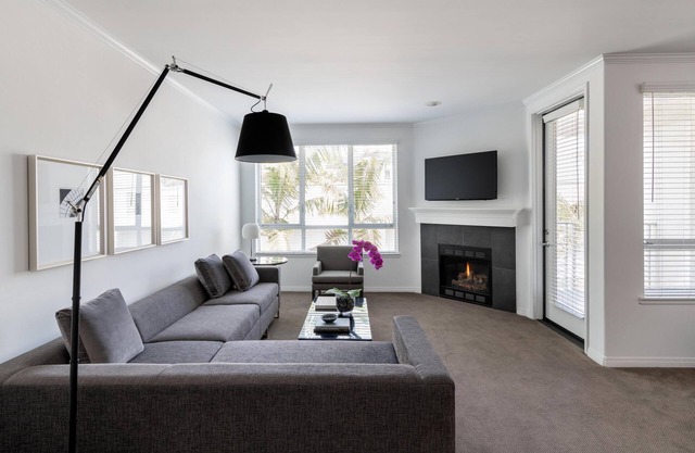 AKA Residences Spacious Premium Suite w/Full Kitchen, Private Patio & WiFi