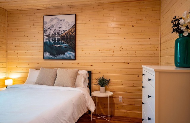 Akira Lodge - Alpha Mountain Lodging + Sauna