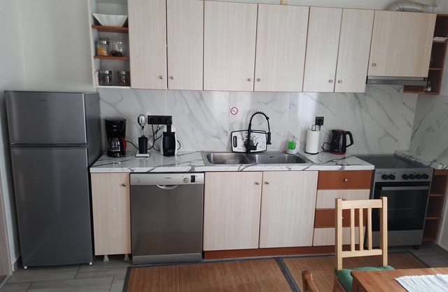 AkisPlace. n3 bedroom apt fully rennovated, cozy and comfortable place to stay.