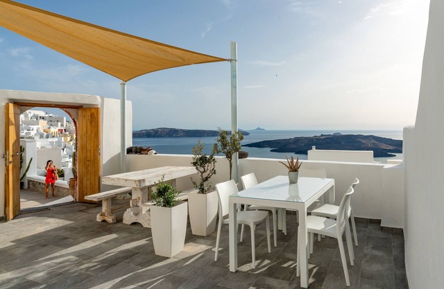 AKRON CLIFF SUITE LOCATED IN FIRA WITH VOLCANO AND SUNSET VIEW