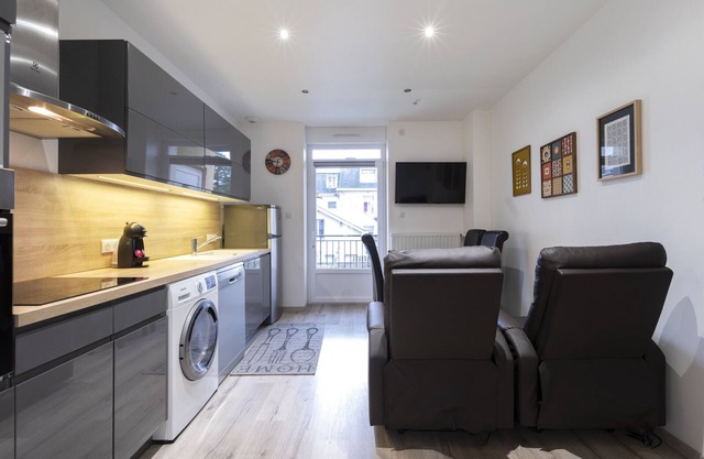 Alain Delon : Charming one bedroom apartment in the city center (with parking and terrace)
