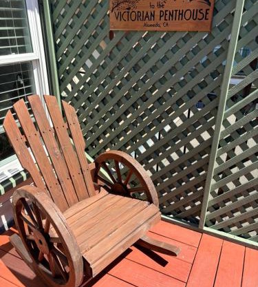 Alameda 3BR Penthouse 2 blocks to downtown 3 blocks to the beach AC and 2 free parking spaces