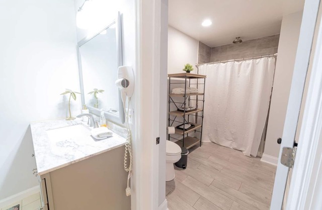 Alan's Apartment - Hot tub, fireplace, located in a quiet corner of Helen.