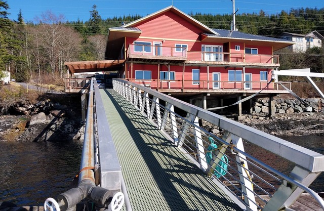 Alaskan Fishing package, water front 3 bedroom apt, Car and fishing boat