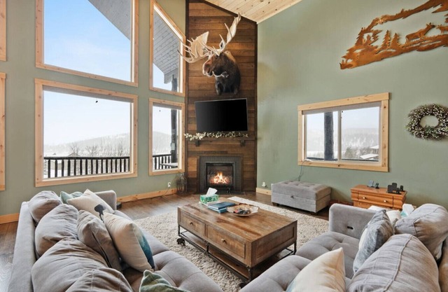 Alaskan Moose Lodge | Yellowstone + Hot Tub, Fire Pit & AC