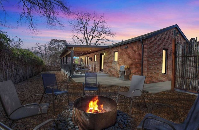Alcove: Steps to Main St.-High End Home w/Hot-tub!